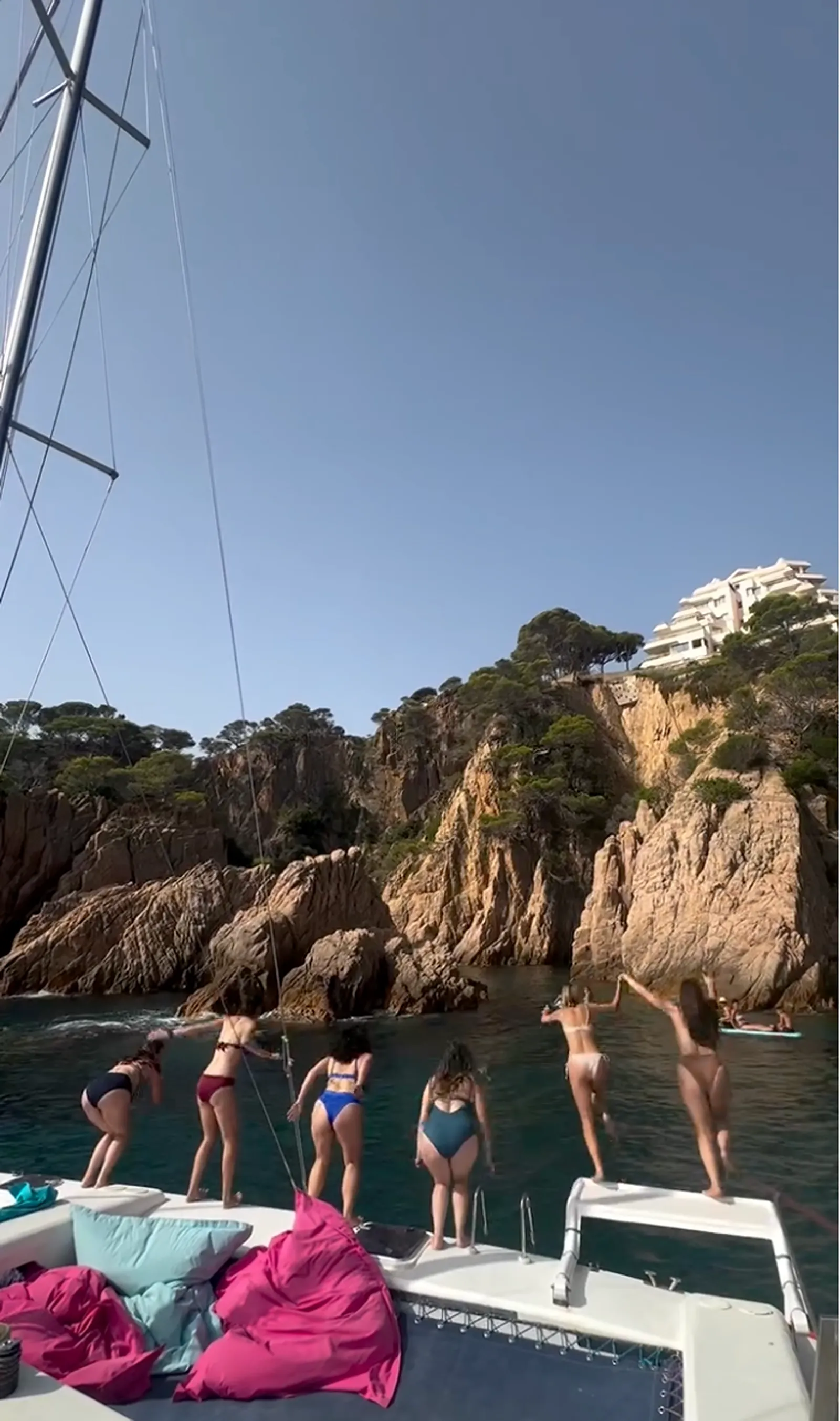 Equip a bord del Catamarà